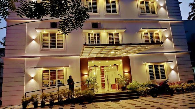 Phoenix Holidays Kochi Bagian luar foto