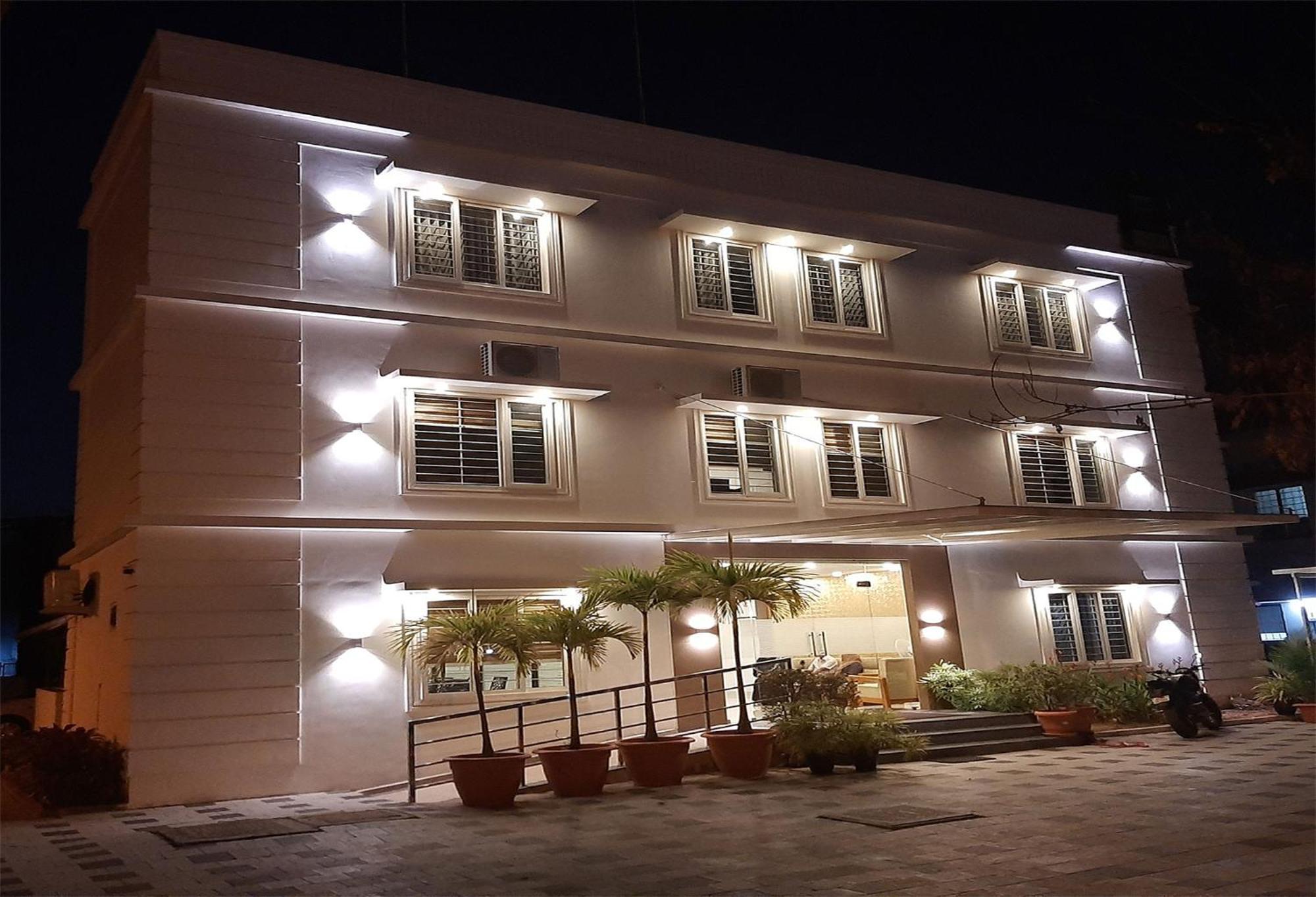 Phoenix Holidays Kochi Bagian luar foto