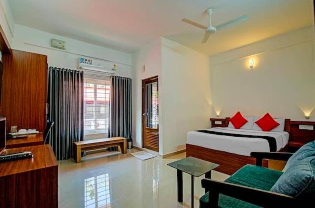Phoenix Holidays Kochi Bagian luar foto