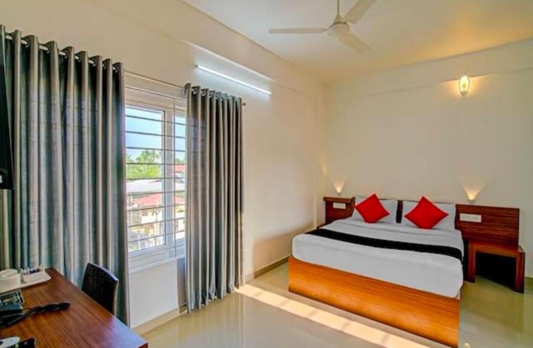 Phoenix Holidays Kochi Bagian luar foto