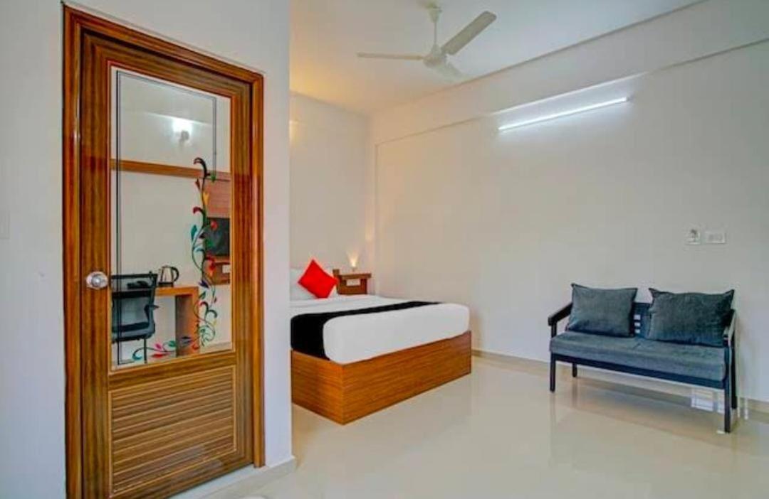 Phoenix Holidays Kochi Bagian luar foto
