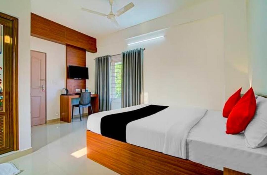 Phoenix Holidays Kochi Bagian luar foto