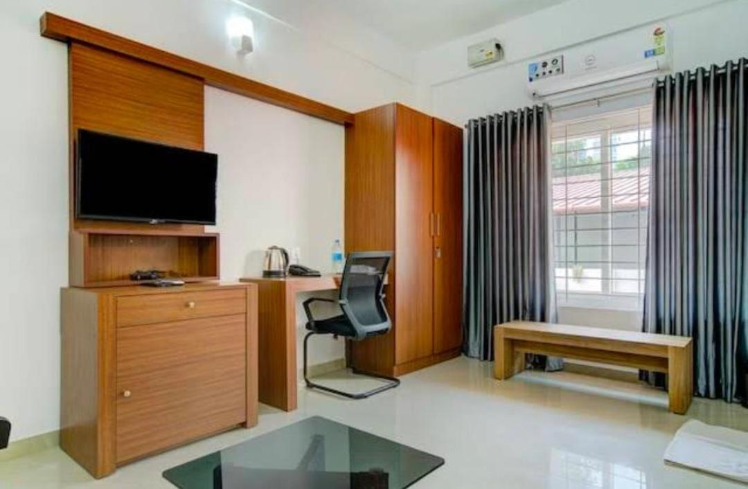 Phoenix Holidays Kochi Bagian luar foto