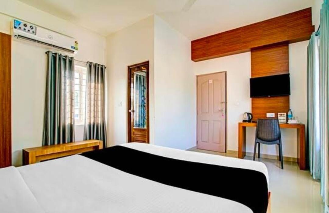 Phoenix Holidays Kochi Bagian luar foto