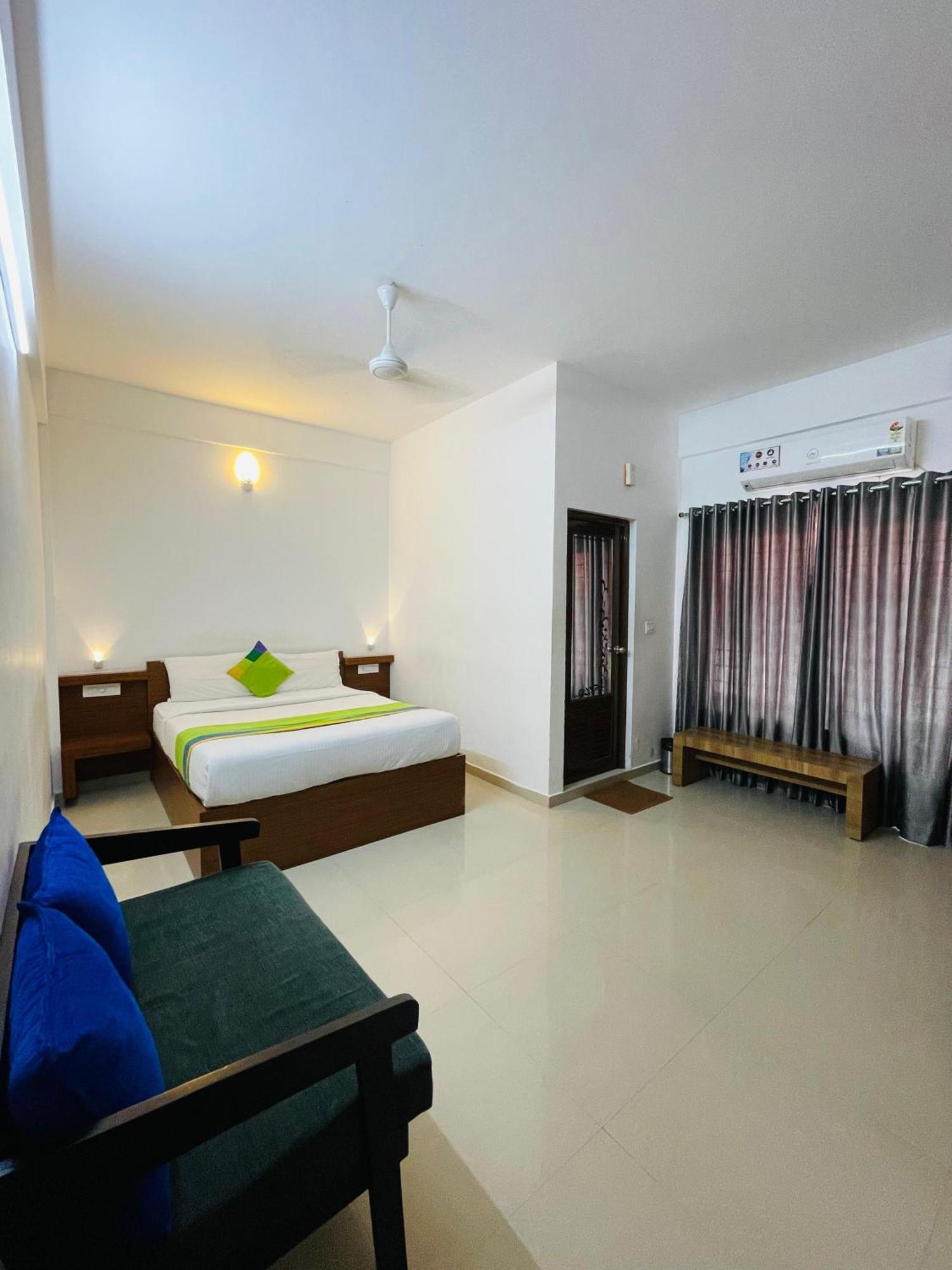 Phoenix Holidays Kochi Bagian luar foto