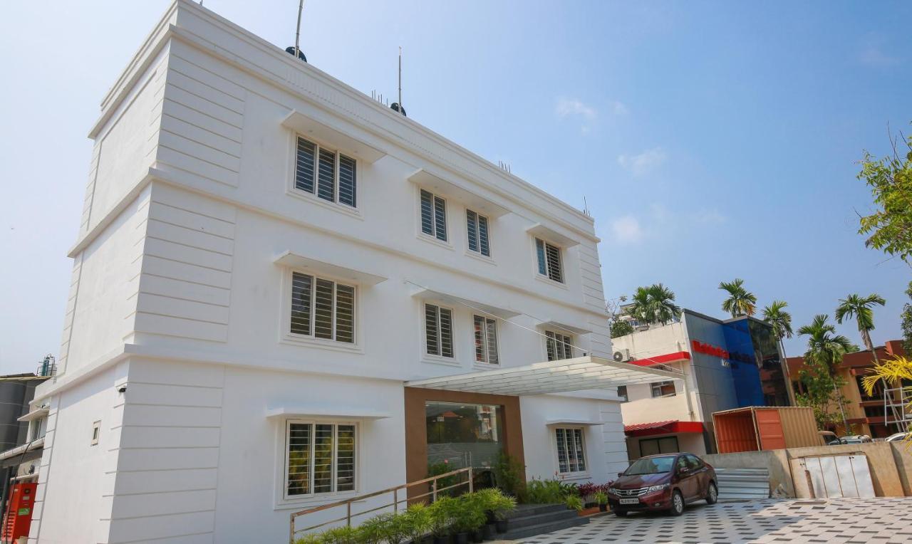 Phoenix Holidays Kochi Bagian luar foto