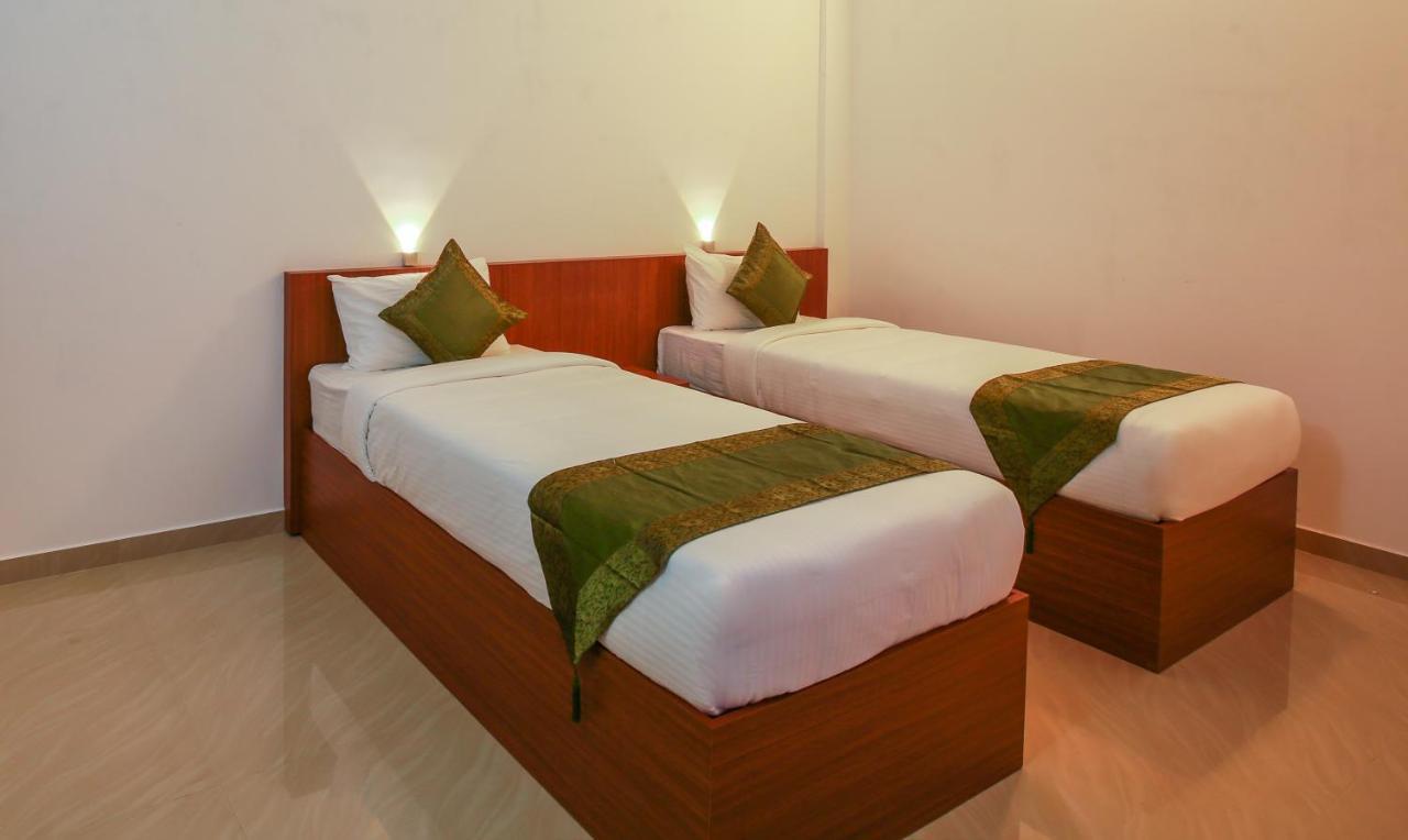 Phoenix Holidays Kochi Bagian luar foto