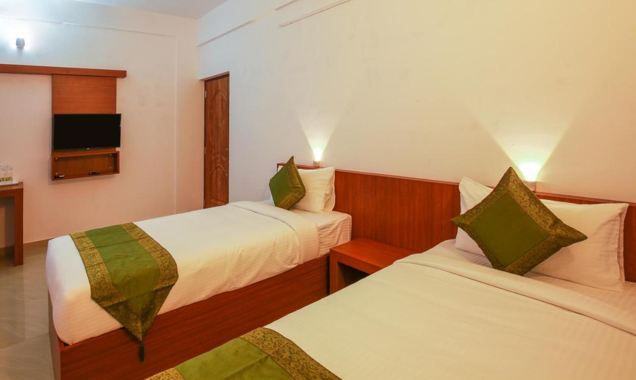 Phoenix Holidays Kochi Bagian luar foto