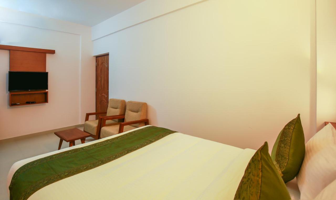 Phoenix Holidays Kochi Bagian luar foto