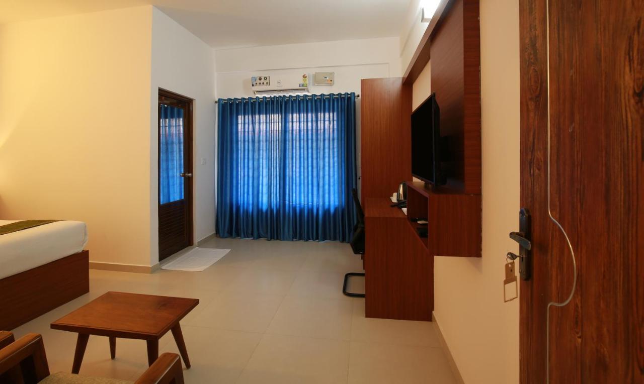 Phoenix Holidays Kochi Bagian luar foto