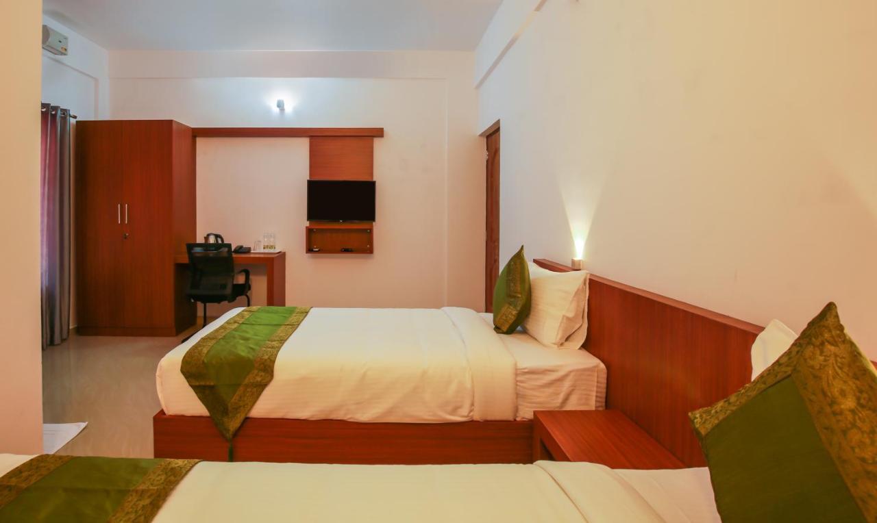 Phoenix Holidays Kochi Bagian luar foto